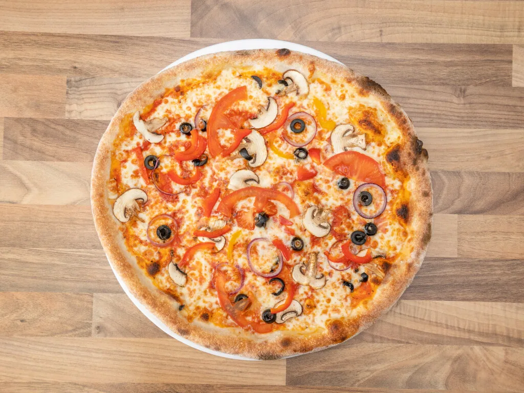 Pizza Vegetariana mit frischem Gemüse